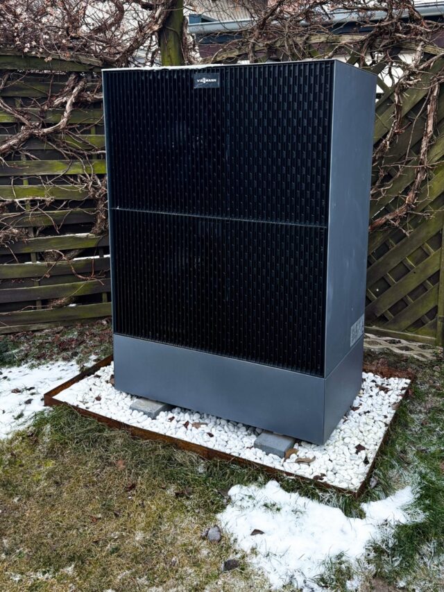 💚Von Gas auf Wärmepumpe – in nur 5 Tagen.Dieses Einfamilienhaus aus dem Jahr 1973 wurde 27 Jahre lang mit einer Vaillant Gasheizung beheizt. Jetzt sorgt eine Viessmann Vitocal 250-A Monoblock-Wärmepumpe mit 13 kW für Wärme und Warmwasser – auch ohne Fußbodenheizung und ohne Außendämmung.🔧Was wir gemacht haben: 
- Demontage der alten Gasheizung 
- Installation Außengerät auf Betonfundament mit Kiesbett 
- Leitungen unterirdisch verlegt 
- 250 l Warmwasserspeicher + 50 l Pufferspeicher im Keller 
- Unterstützung bei der Förderantragstellung⚡Das Ergebnis nach knapp einem Jahr: Eine Jahresarbeitszahl von 3,5–3,7 – in Kombination mit der vorhandenen PV-Anlage ein echtes Effizienz-Upgrade.💡 Wärmepumpe im Altbau geht nicht? Geht doch. Sprecht uns an – wir beraten euch ehrlich, was bei eurem Haus möglich ist.📞 Link in der Bio!#Wärmepumpe #energiewende #Heizungstausch #Viessmann #Eichsfeld