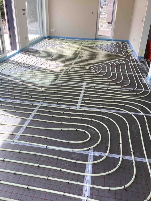 So sieht die HEIZUNG unter deinem Boden aus.
Bei diesem Neubau haben wir eine wassergeführte Fußbodenheizung im ganzen Haus verlegt.
Was du davon hast:
🌡️ Niedrige Vorlauftemperaturen, ideal für die Wärmepumpe
🏠 Gleichmäßige Wärme im ganzen Raum
🦶 Warme Füße, auch im Winter
🛋️ Freie Wände, keine Heizkörper im Weg
Und welcher Boden kommt drauf? Fliesen und Naturstein leiten die Wärme besonders gut. Holz, Vinyl und Laminat gehen auch, wenn der Hersteller sie für Fußbodenheizung freigibt.
Du planst gerade deinen Neubau? Dann hol uns früh mit ins Boot. Wenn wir wissen, welcher Boden später draufkommt, können wir die Fußbodenheizung optimal darauf abstimmen.
📲 WhatsApp: 0151 11527489
🌐 www.larsschenk.de
#fußbodenheizung #wärmepumpe #neubau #eichsfeld